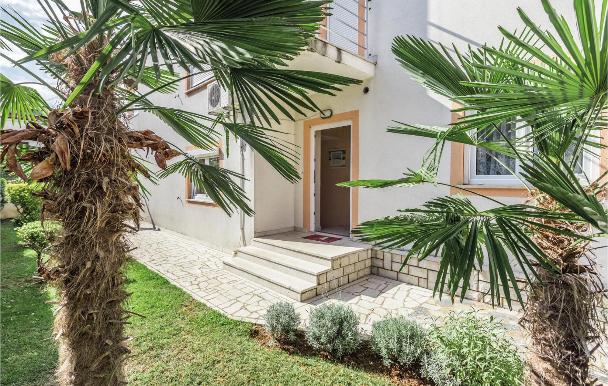 1 Bedroom Beautiful Apartment In Poreč Eksteriør billede